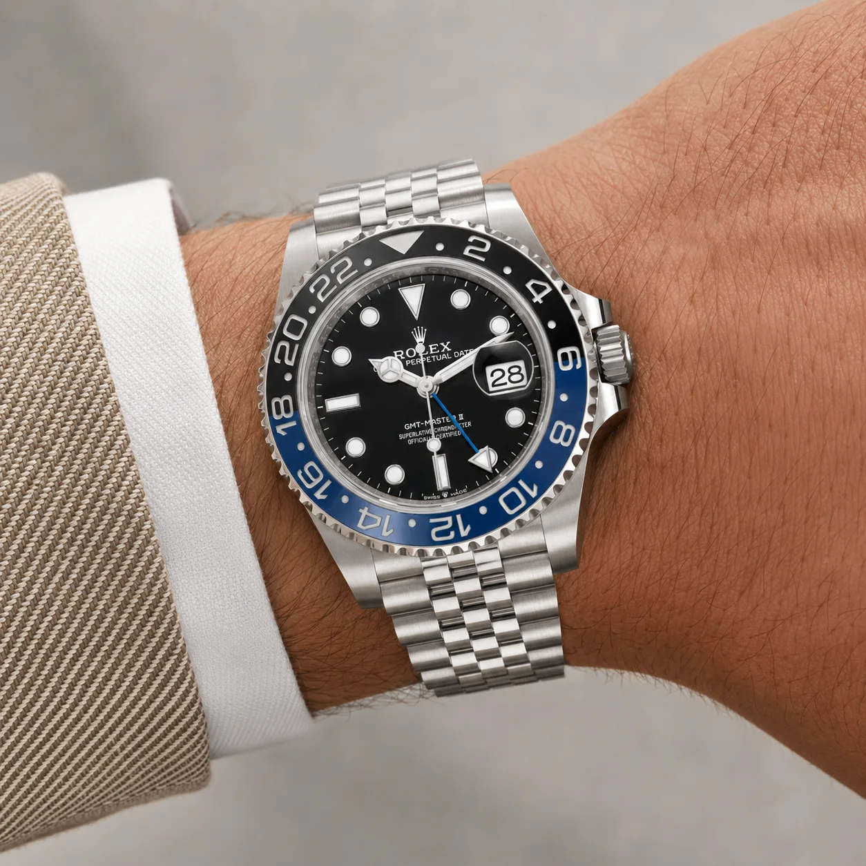 Rolex GMT-Master II m126710blnr-0002 40mm Cal.3285 / Cerachrom 904L Stainless Steel AI 头图 4 - 佩戴图 [ai-shot:wrist-shot]