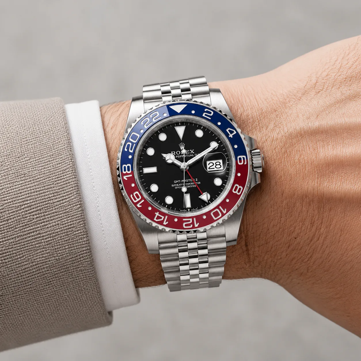 Rolex GMT-Master II m126710blro-0001 40mm Cal.3285 / Cerachrom 904L Stainless Steel AI 头图 4 - 佩戴图 [ai-shot:wrist-shot]