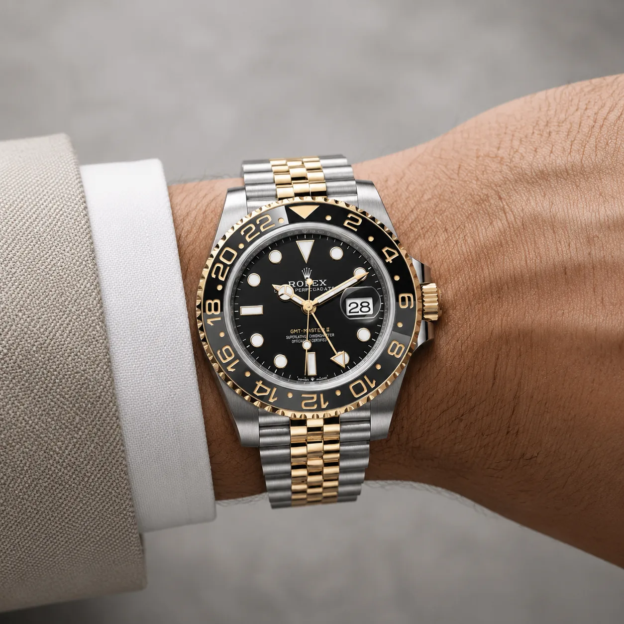 Rolex GMT-Master II m126713grnr-0001 40mm Cal.3285 / Cerachrom 904L Stainless Steel and 18K Yellow Gold AI 头图 4 - 佩戴图 [ai-shot:wrist-shot]