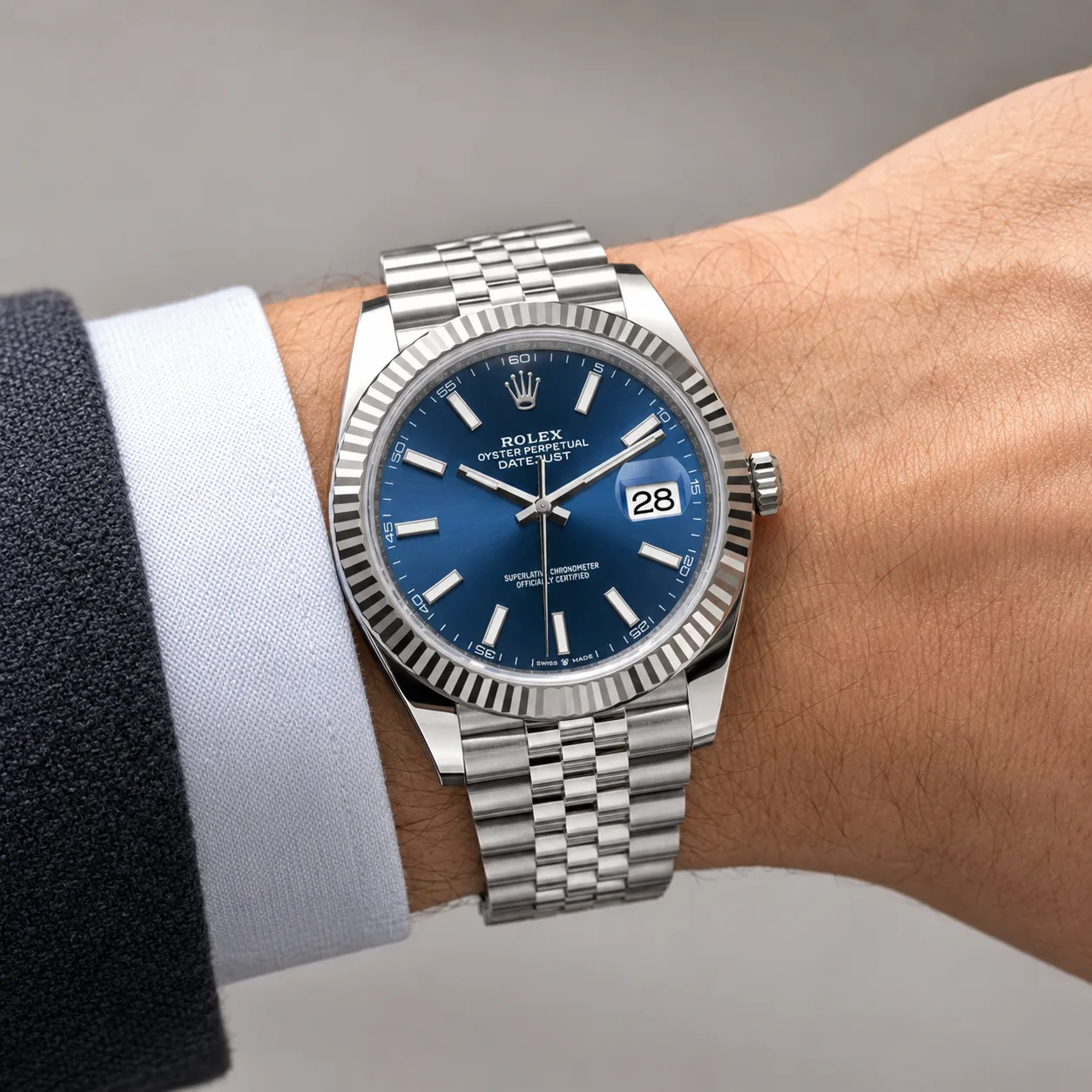 Rolex Datejust m126334-0002 41mm Cal.3235 / 18K 904L Stainless Steel and 18K White Gold AI 头图 4 - 佩戴图 [ai-shot:wrist-shot]