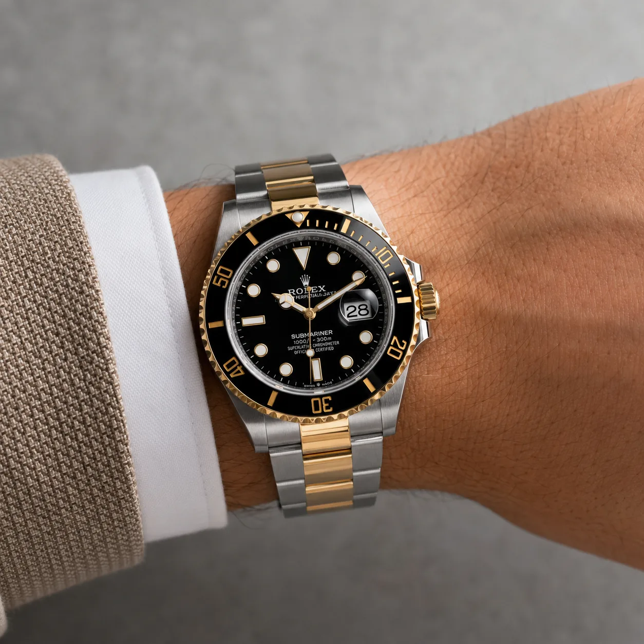 Rolex Submariner m126613ln-0002 41mm Cal.3235 / Cerachrom 904L Stainless Steel and 18K Yellow Gold AI 头图 4 - 佩戴图 [ai-shot:wrist-shot]