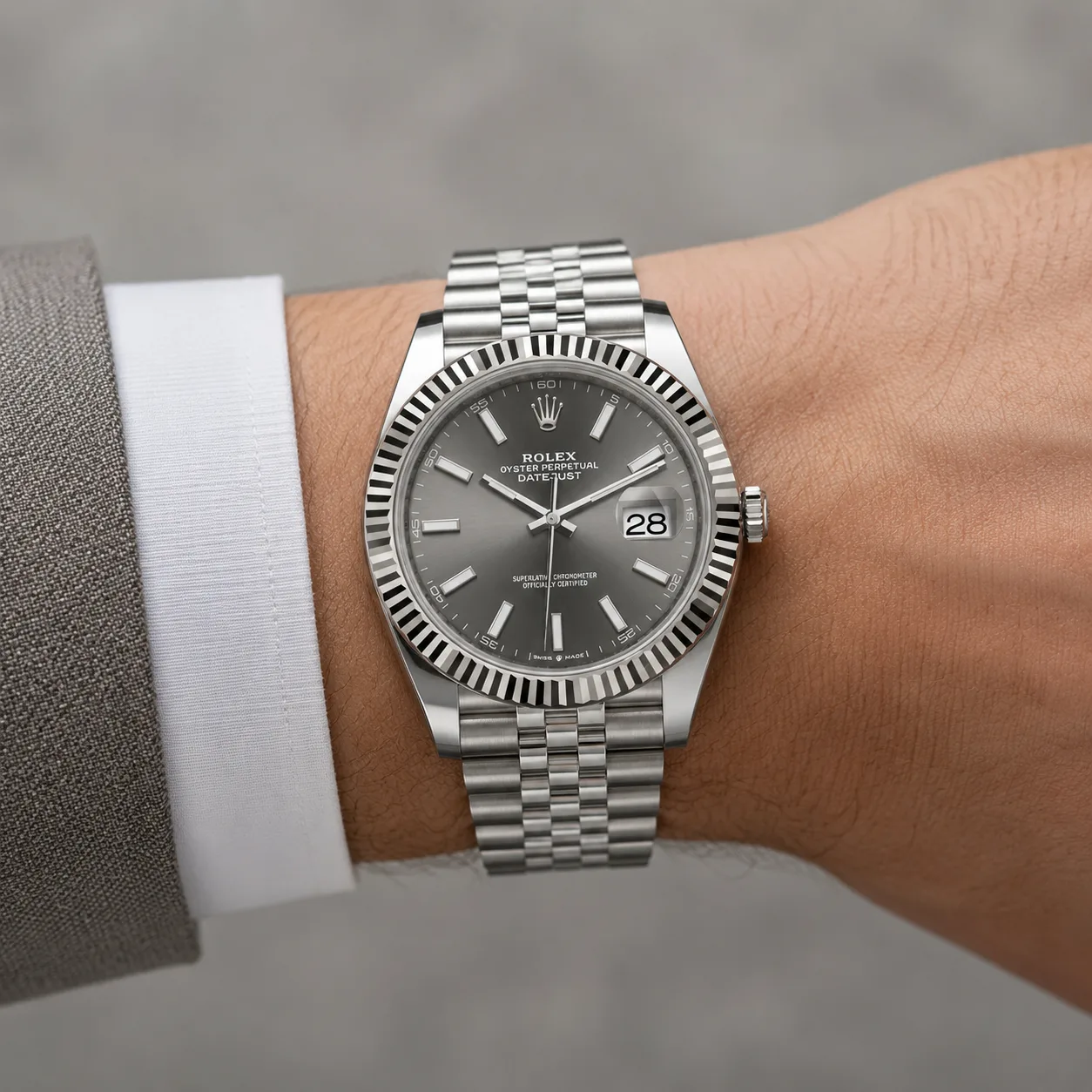 Rolex Datejust m126334-0014 41mm Cal.3235 / 18K 904L Stainless Steel and 18K White Gold AI 头图 4 - 佩戴图 [ai-shot:wrist-shot]