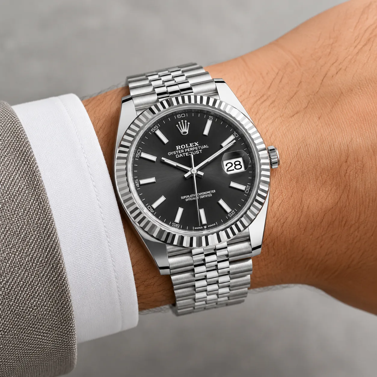 Rolex Datejust m126334-0018 41mm / 18K 904L Stainless Steel and 18K White Gold AI 头图 4 - 佩戴图 [ai-shot:wrist-shot]