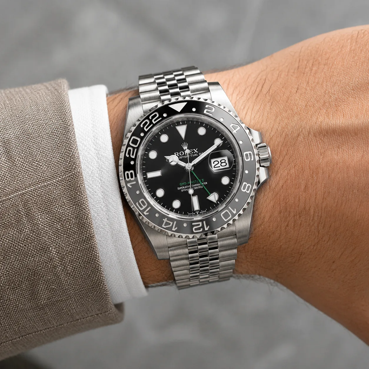 Rolex GMT-Master II m126710grnr-0003 40mm Cal.3285 / Cerachrom 904L Stainless Steel AI 头图 4 - 佩戴图 [ai-shot:wrist-shot]
