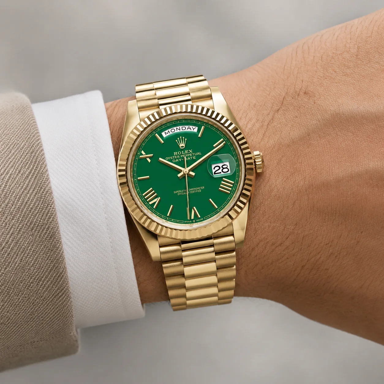 Rolex Day-Date m228238-0061 40mm Cal.3255 / 18K 18K Yellow Gold AI 头图 4 - 佩戴图 [ai-shot:wrist-shot]