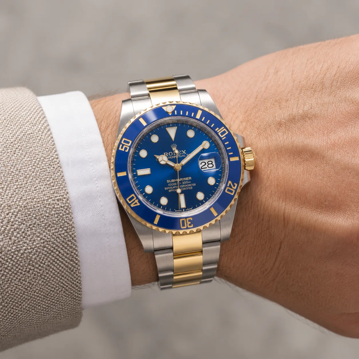 Rolex Submariner m126613lb-0002 41mm Cal.3235 / Cerachrom 904L Stainless Steel and 18K Yellow Gold AI 头图 4 - 佩戴图 [ai-shot:wrist-shot]