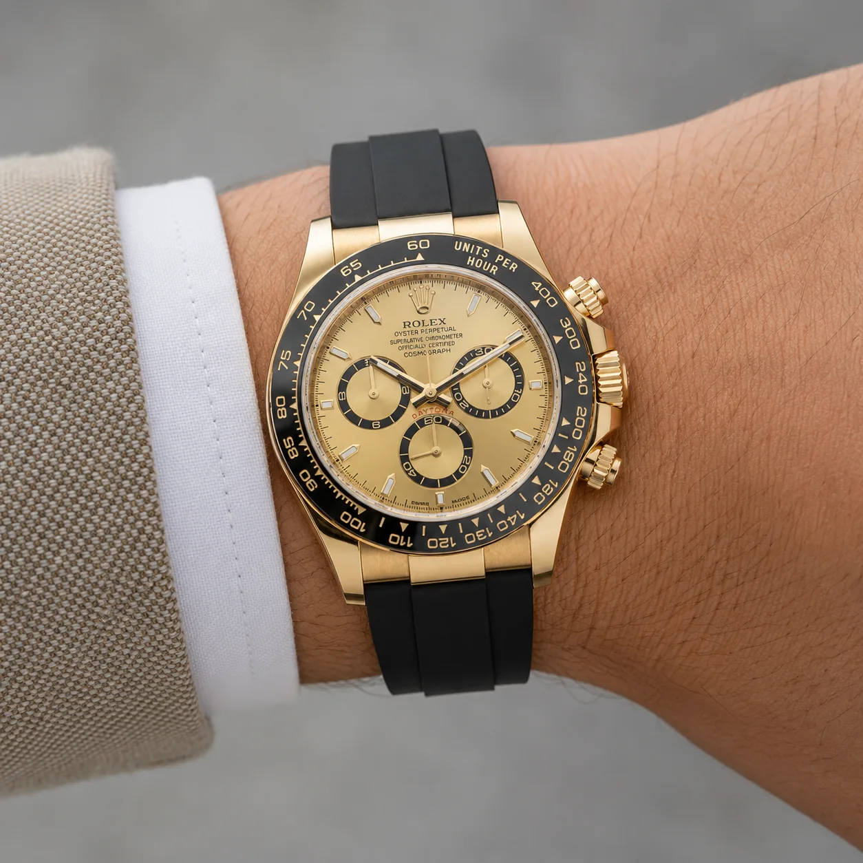 Rolex Cosmograph Daytona m126518ln-0010 40mm Cal.4131 / Cerachrom 18K Yellow Gold AI 头图 4 - 佩戴图 [ai-shot:wrist-shot]