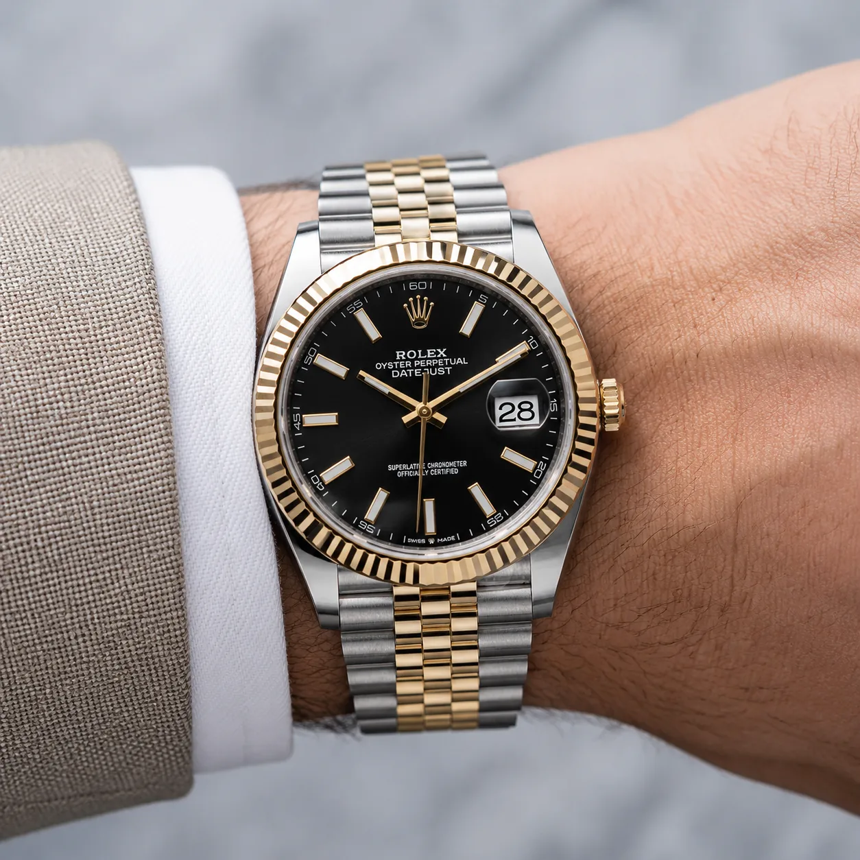 Rolex Datejust m126333-0014 41mm Cal.3235 / 18K 904L Stainless Steel and 18K Yellow Gold AI 头图 4 - 佩戴图 [ai-shot:wrist-shot]