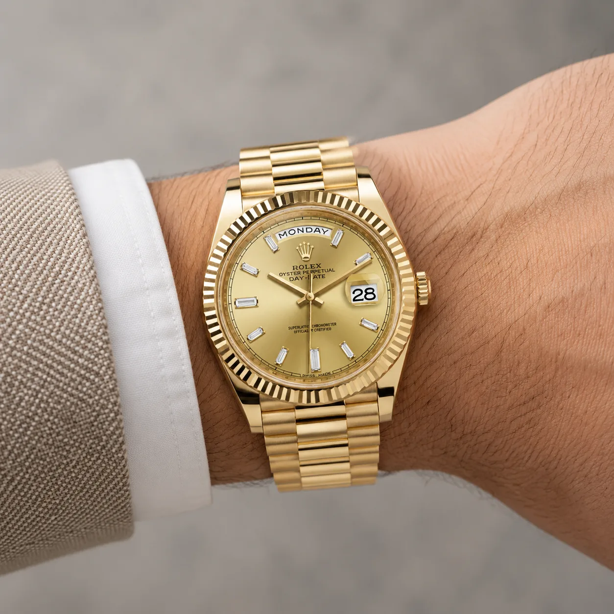 Rolex Day-Date m228238-0005 40mm Cal.3255 / 18K 18K Yellow Gold AI 头图 4 - 佩戴图 [ai-shot:wrist-shot]