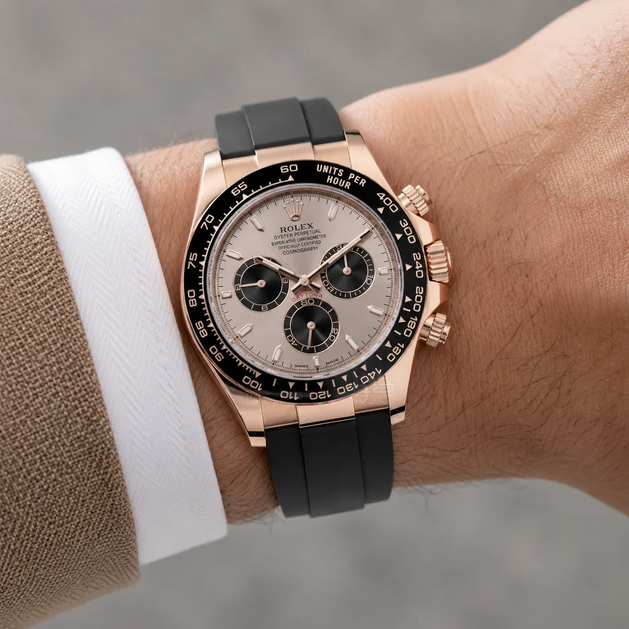 Rolex Cosmograph Daytona m126515ln-0006 40mm Cal.4131 / Cerachrom 18K Everose Gold AI 头图 4 - 佩戴图 [ai-shot:wrist-shot]