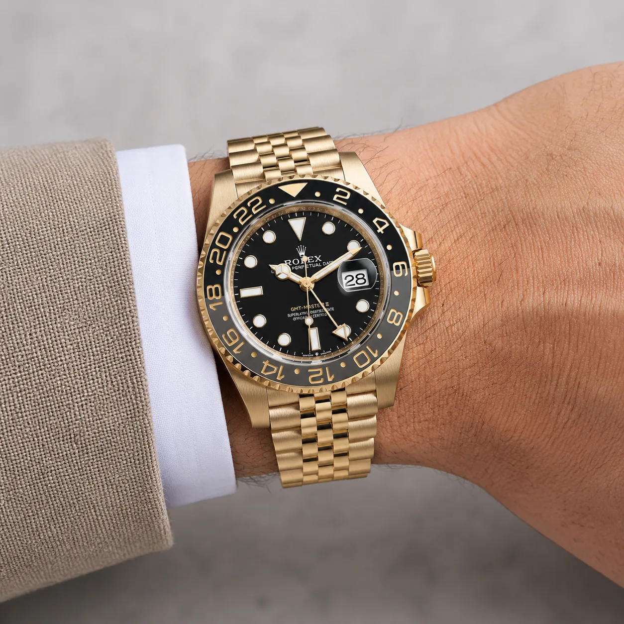 Rolex GMT-Master II M126718GRNR-0001 40mm Cal.3285 / Cerachrom 18K Yellow Gold AI 头图 4 - 佩戴图 [ai-shot:wrist-shot]