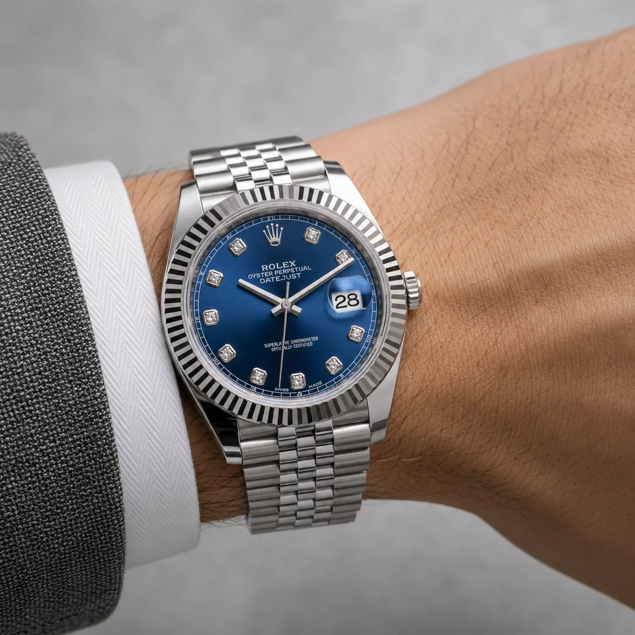 Rolex Datejust m126334-0016 41mm Cal.3235 / 18K 904L Stainless Steel and 18K White Gold AI 头图 4 - 佩戴图 [ai-shot:wrist-shot]