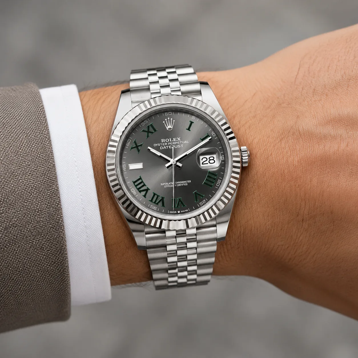 Rolex Datejust m126334-0022 41mm Cal.3235 / 18K 904L Stainless Steel and 18K White Gold AI 头图 4 - 佩戴图 [ai-shot:wrist-shot]