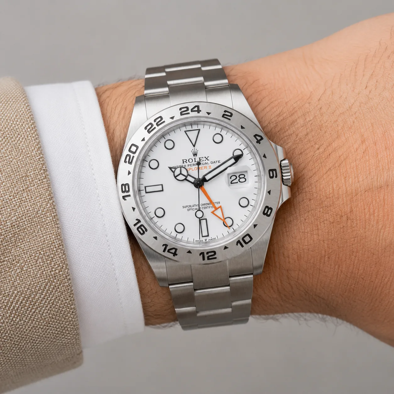 Rolex Explorer II M226570-0001 42mm Cal.3285 / 24 904L Stainless Steel AI 头图 4 - 佩戴图 [ai-shot:wrist-shot]