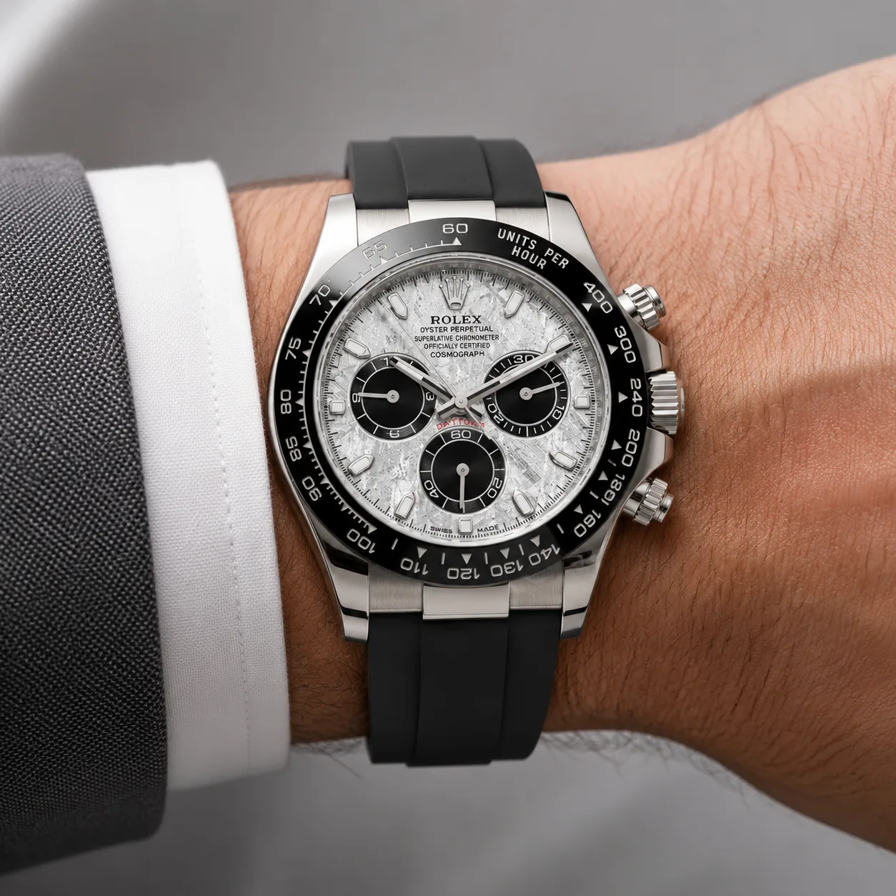 Rolex Cosmograph Daytona M116519LN-0038 40mm Cal.4130 / Cerachrom 18K White Gold AI 头图 4 - 佩戴图 [ai-shot:wrist-shot]