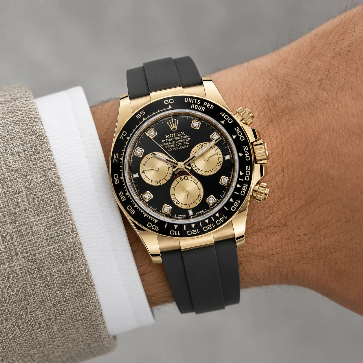 Rolex Cosmograph Daytona m126518ln-0006 40mm Cal.4131 / Cerachrom 18K Yellow Gold AI 头图 4 - 佩戴图 [ai-shot:wrist-shot]