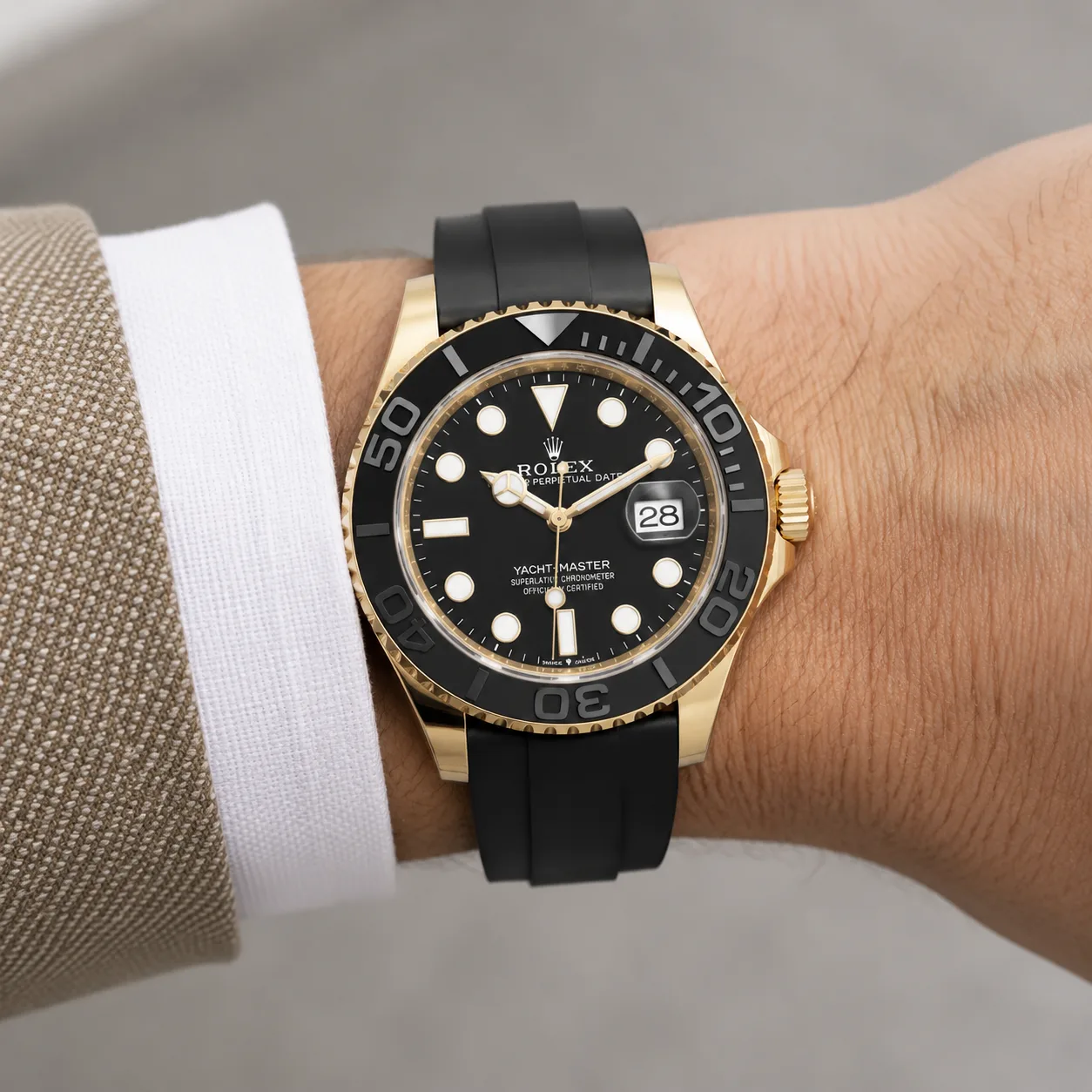 Rolex Yacht-Master M226658-0001 42mm Cal.3235 / Cerachrom 18K Yellow Gold AI 头图 4 - 佩戴图 [ai-shot:wrist-shot]