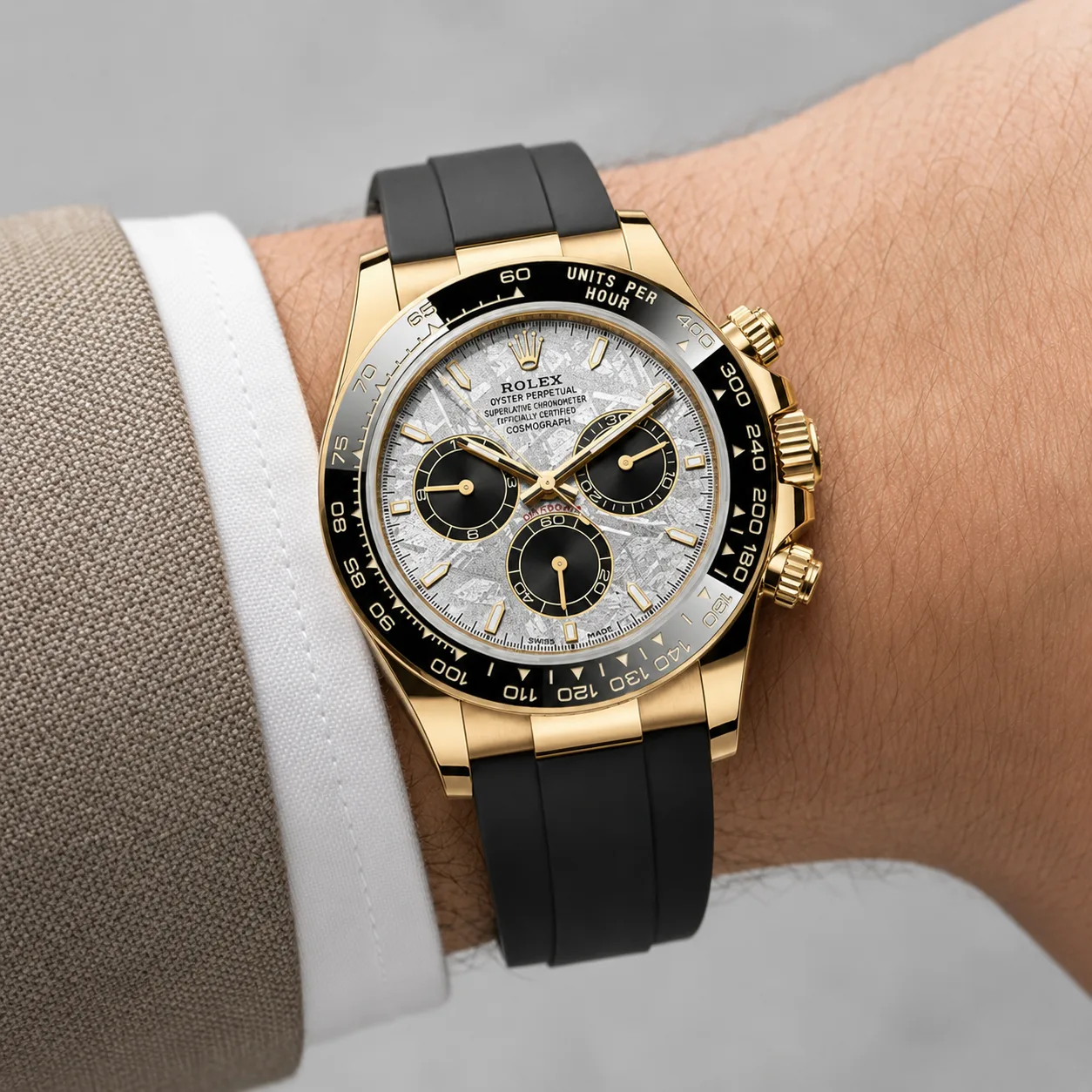 Rolex Cosmograph Daytona m126518LN-0016 40mm Cal.4131 / Cerachrom 18K Yellow Gold AI 头图 4 - 佩戴图 [ai-shot:wrist-shot]