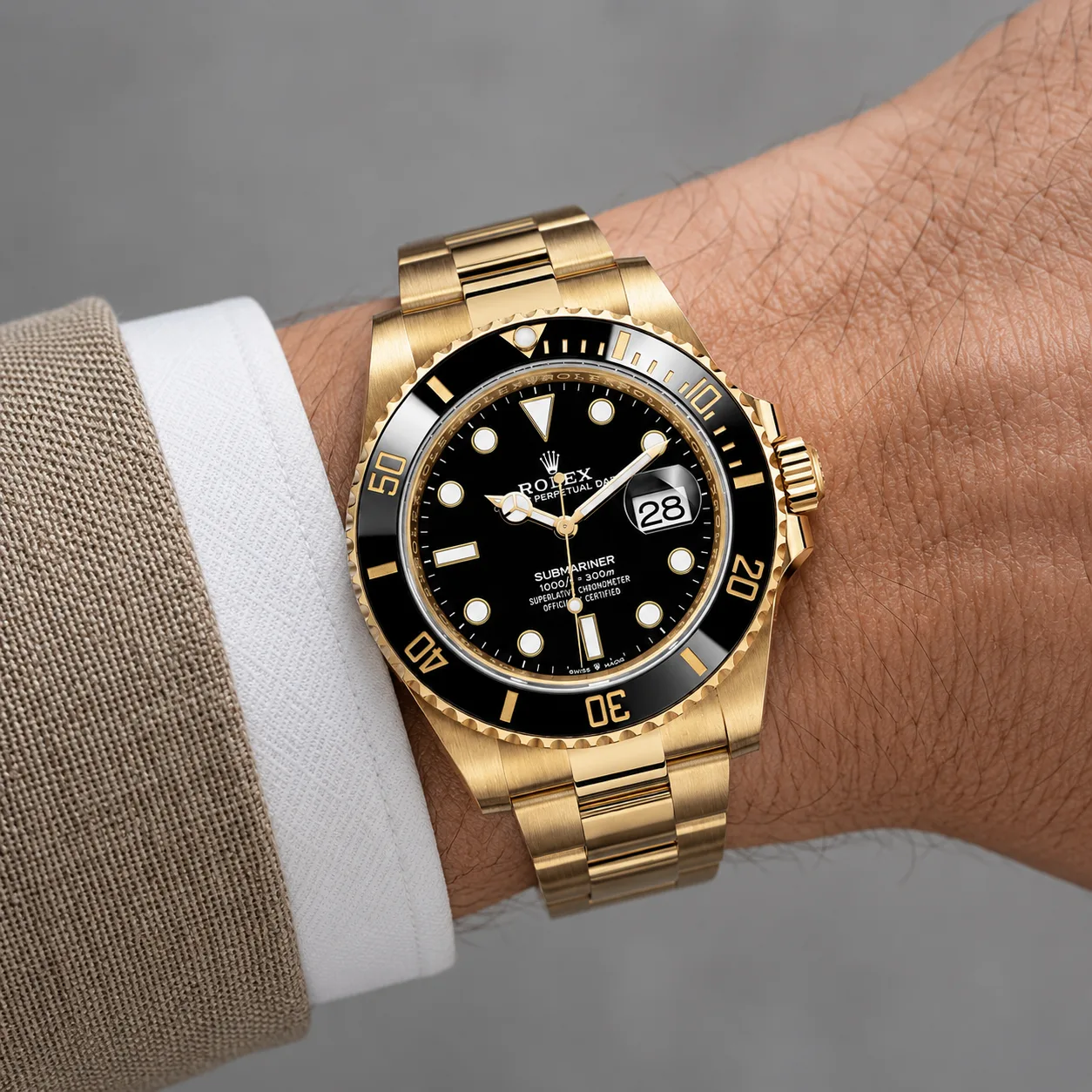 Rolex Submariner m126618ln-0002 41mm Cal.3235 / Cerachrom 18K Yellow Gold AI 头图 4 - 佩戴图 [ai-shot:wrist-shot]