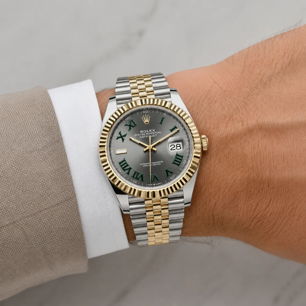 Rolex Datejust m126333-0020 41mm Cal.3235 / 18K 904L Stainless Steel and 18K Yellow Gold AI 头图 4 - 佩戴图 [ai-shot:wrist-shot]