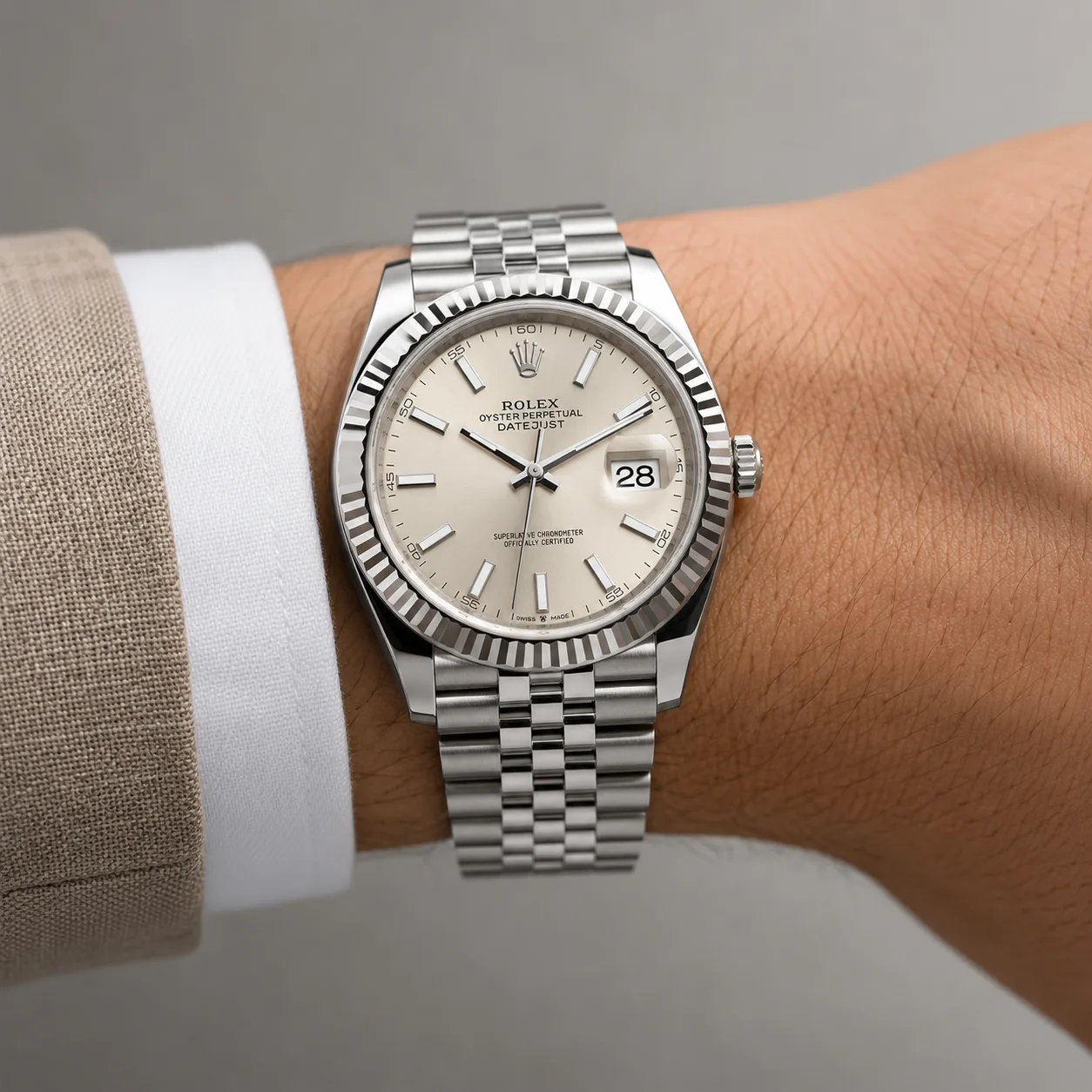 Rolex Datejust m126334-0004 41mm Cal.3235 904L Stainless Steel and 18K White Gold AI 头图 4 - 佩戴图 [ai-shot:wrist-shot]