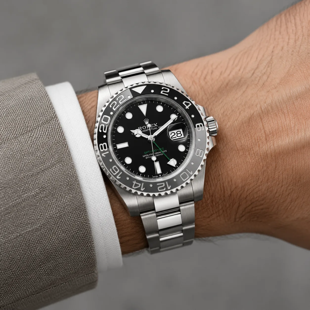 Rolex GMT-Master II m126710grnr-0004 40mm Cal.3285 / Cerachrom 904L Stainless Steel AI 头图 4 - 佩戴图 [ai-shot:wrist-shot]