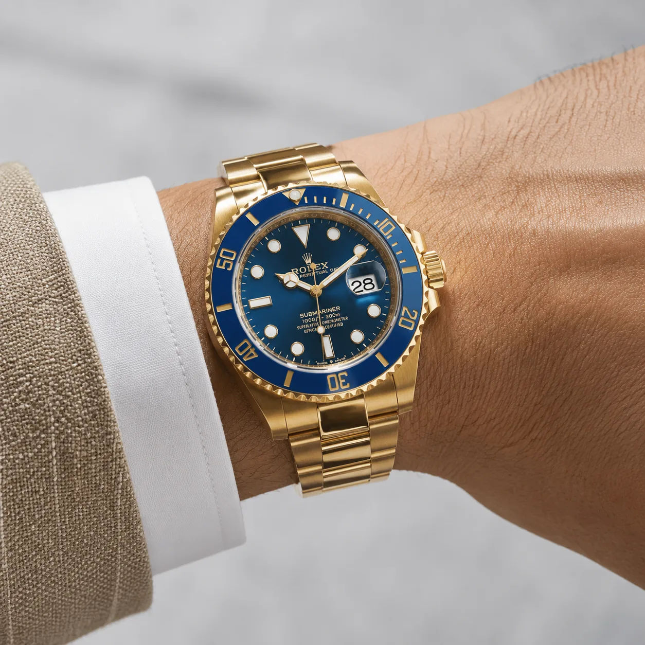Rolex Submariner m126618lb-0002 41mm Cal.3235 / Cerachrom 18K Yellow Gold AI 头图 4 - 佩戴图 [ai-shot:wrist-shot]