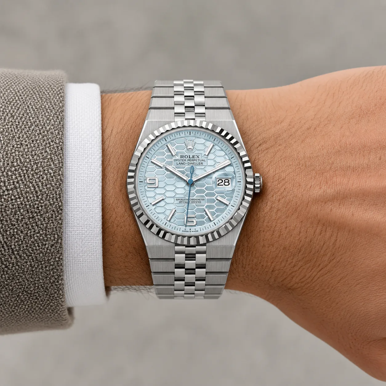 Rolex Land-Dweller m127336-0001 40mm Cal.7135 950 Platinum AI 头图 4 - 佩戴图 [ai-shot:wrist-shot]
