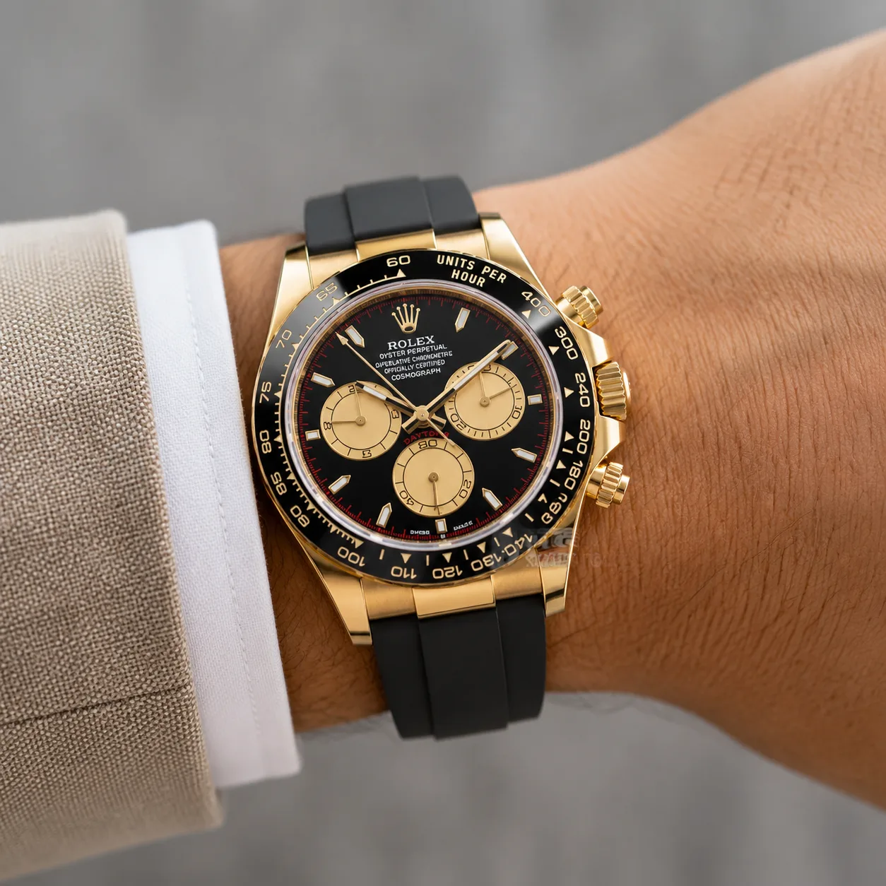 Rolex Cosmograph Daytona m126518ln-0004 40mm Calibre 4131 Black (Champagne sub-dials) / Black Cerachrom Bezel 18K Yellow Gold AI 头图 4 - 佩戴图 [ai-shot:wrist-shot]
