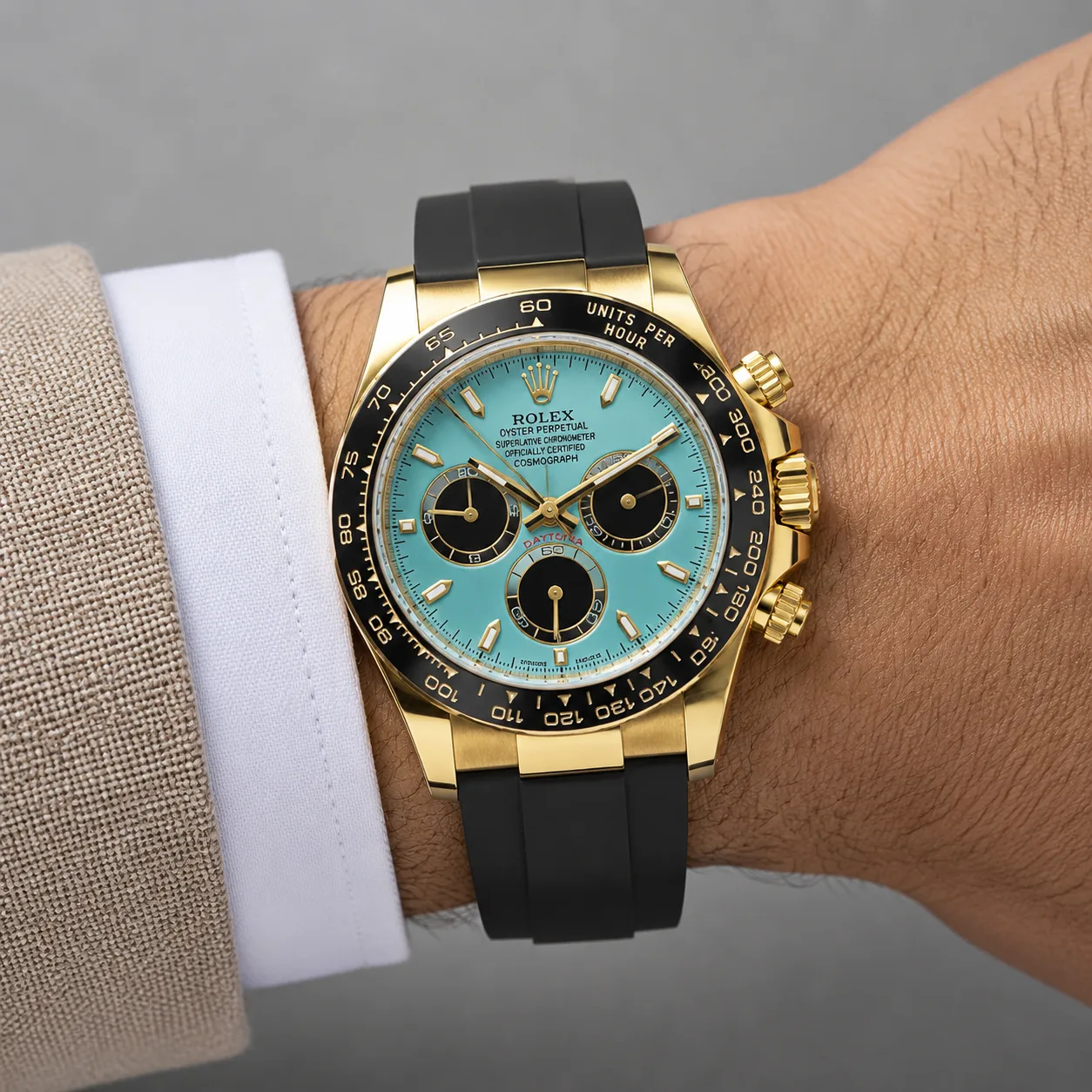 Rolex Cosmograph Daytona m126518ln-0008 40mm Calibre 4131 Turquoise (Black sub-dials) / Black Cerachrom Bezel 18K Yellow Gold AI 头图 4 - 佩戴图 [ai-shot:wrist-shot]
