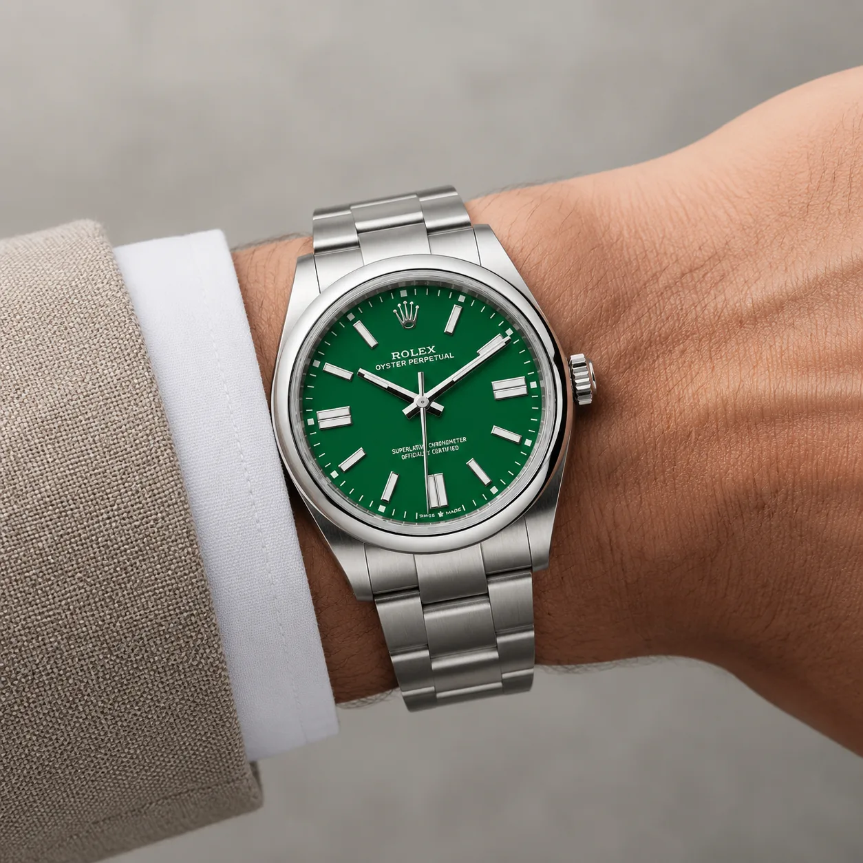 Rolex Oyster Perpetual m134300-0004 41mm Calibre 3230 Green / Smooth Oystersteel Bezel 904L Stainless Steel AI 头图 4 - 佩戴图 [ai-shot:wrist-shot]