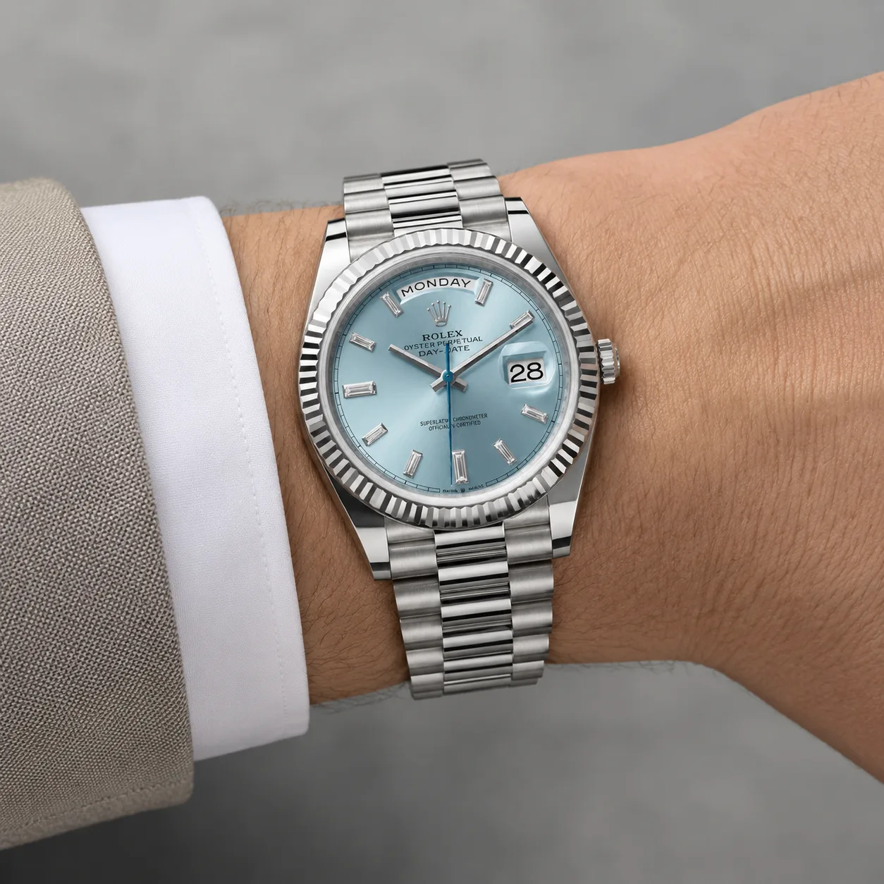 Rolex Day-Date m228236-0006 40mm Calibre 3255 Ice Blue (Diamond hour markers) / Platinum Fluted Bezel 950 Platinum AI 头图 4 - 佩戴图 [ai-shot:wrist-shot]