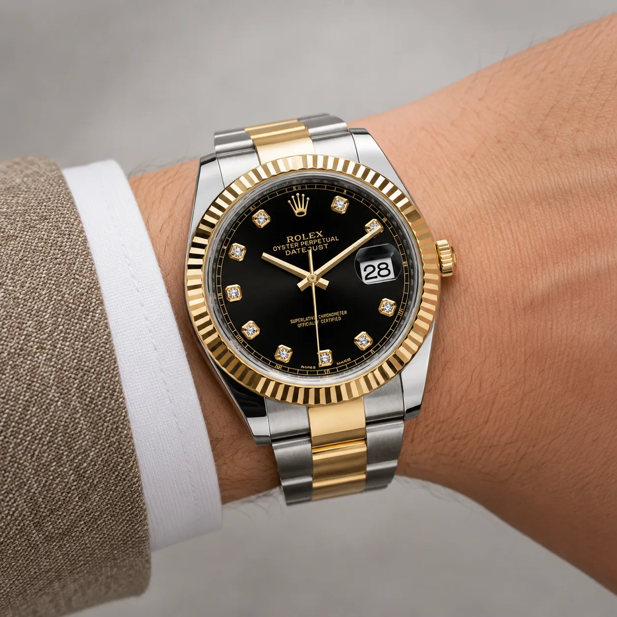 Rolex Datejust m126333-0005 41mm Calibre 3235 Black (Diamond hour markers) / 18K Yellow Gold Fluted Bezel 904L Stainless Steel and 18K Yellow Gold AI 头图 4 - 佩戴图 [ai-shot:wrist-shot]