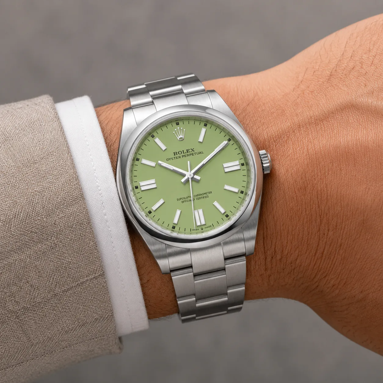 Rolex Oyster Perpetual m134300-0006 41mm Calibre 3230 Pistachio Green / Polished Oystersteel Dome Bezel 904L Stainless Steel AI 头图 4 - 佩戴图 [ai-shot:wrist-shot]