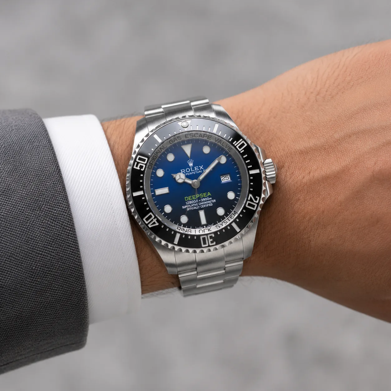 Rolex Deepsea 136660-0005 Cal.3235 D-Blue Dial Black Bezel AI 头图 4 - 佩戴图 [ai-shot:wrist-shot]