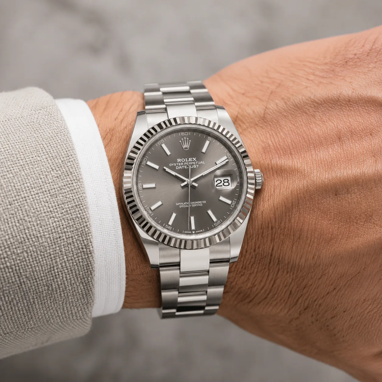 Rolex Datejust m126334-0013 41mm Calibre 3235 Slate Grey (Stick hour markers) / White Gold Fluted Bezel 904L Stainless Steel and 18K White Gold AI 头图 4 - 佩戴图 [ai-shot:wrist-shot]