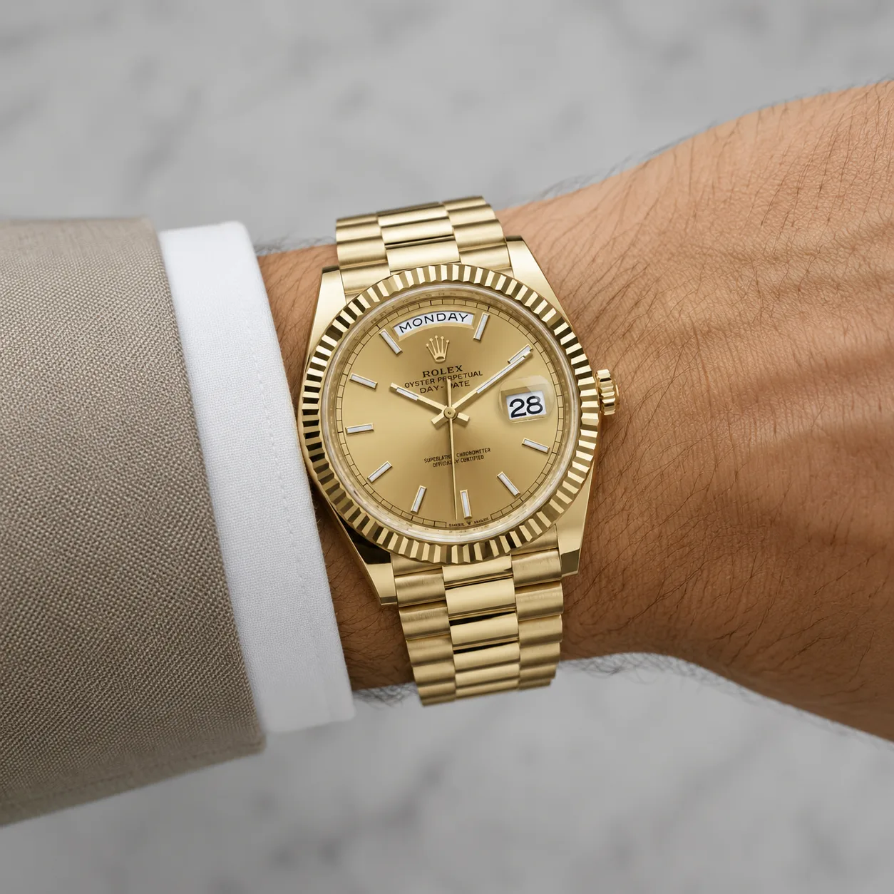 Rolex Day-Date m228238-0003 40mm Calibre 3255 Champagne (Stick hour markers) / Fluted Bezel 18K Yellow Gold AI 头图 4 - 佩戴图 [ai-shot:wrist-shot]