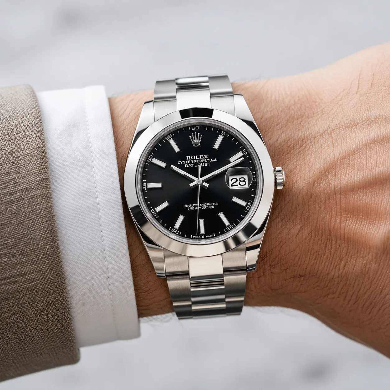Rolex Datejust m126300-0011 41mm Calibre 3235 Black (Stick hour markers) / Polished Oystersteel Bezel 904L Stainless Steel AI 头图 4 - 佩戴图 [ai-shot:wrist-shot]