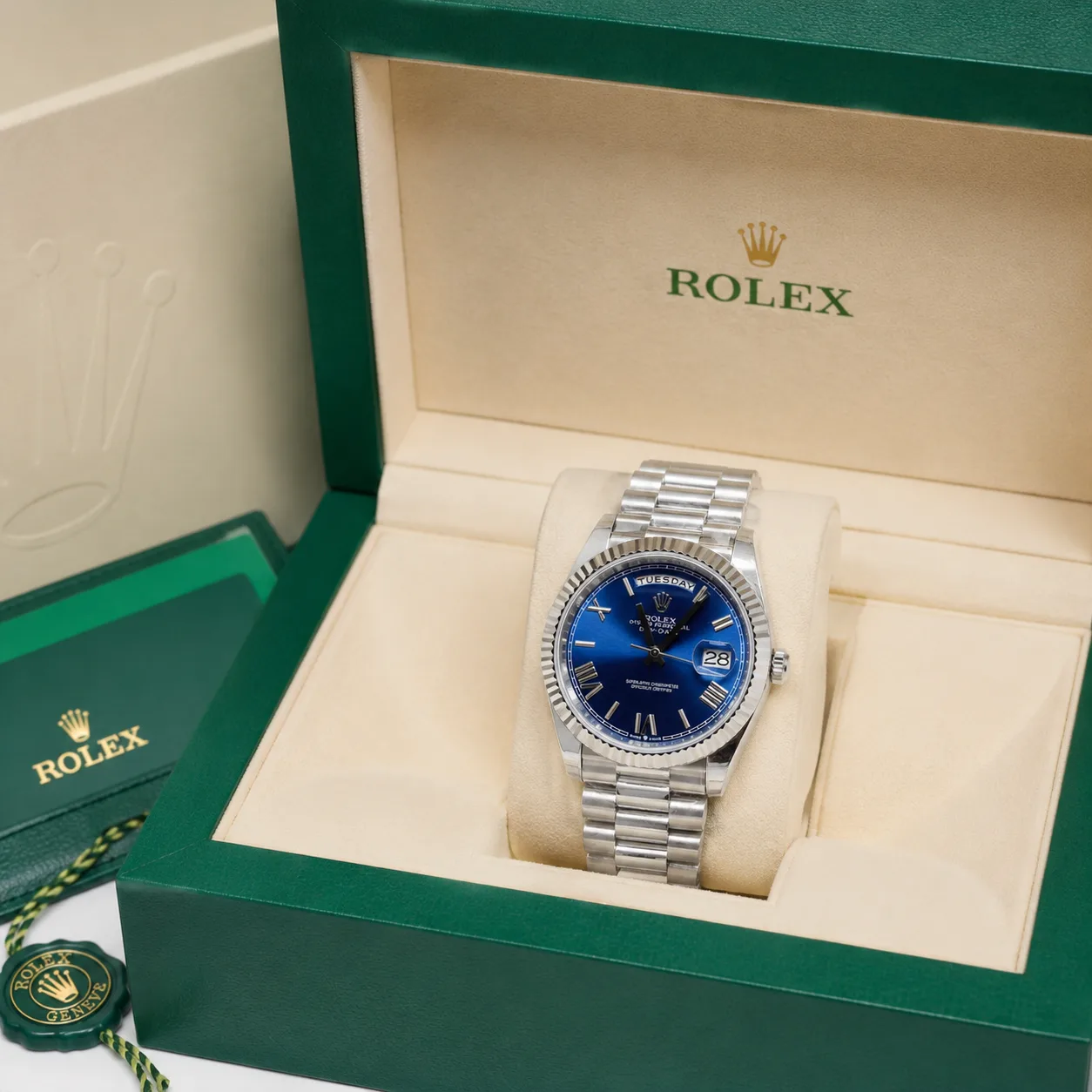 Rolex Day-Date 228239-0076 Cal.3255 Blue Dial Fluted Bezel Two Tone AI 头图 5 - 包装盒 [ai-shot:box-shot]