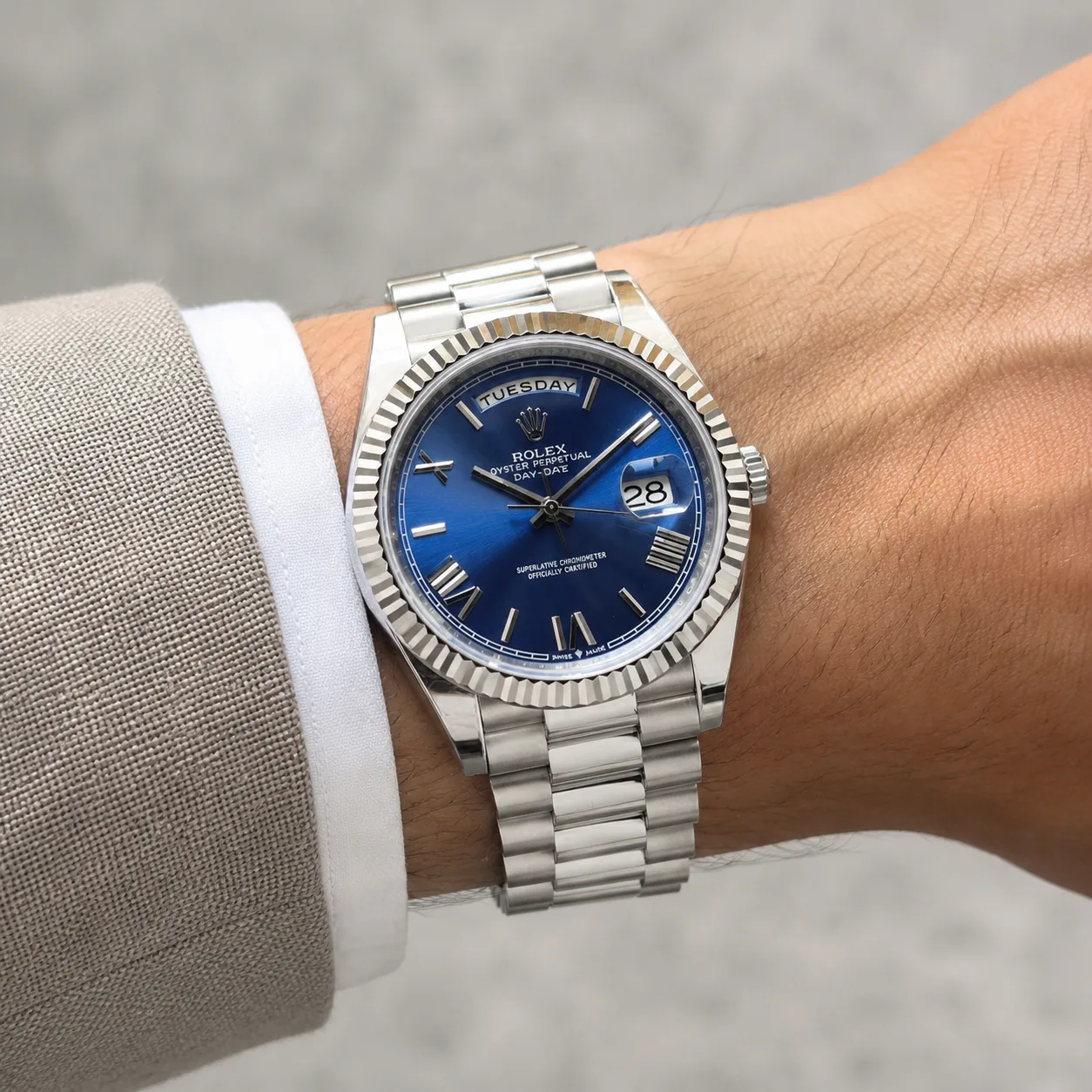 Rolex Day-Date 228239-0076 Cal.3255 Blue Dial Fluted Bezel Two Tone AI 头图 4 - 佩戴图 [ai-shot:wrist-shot]