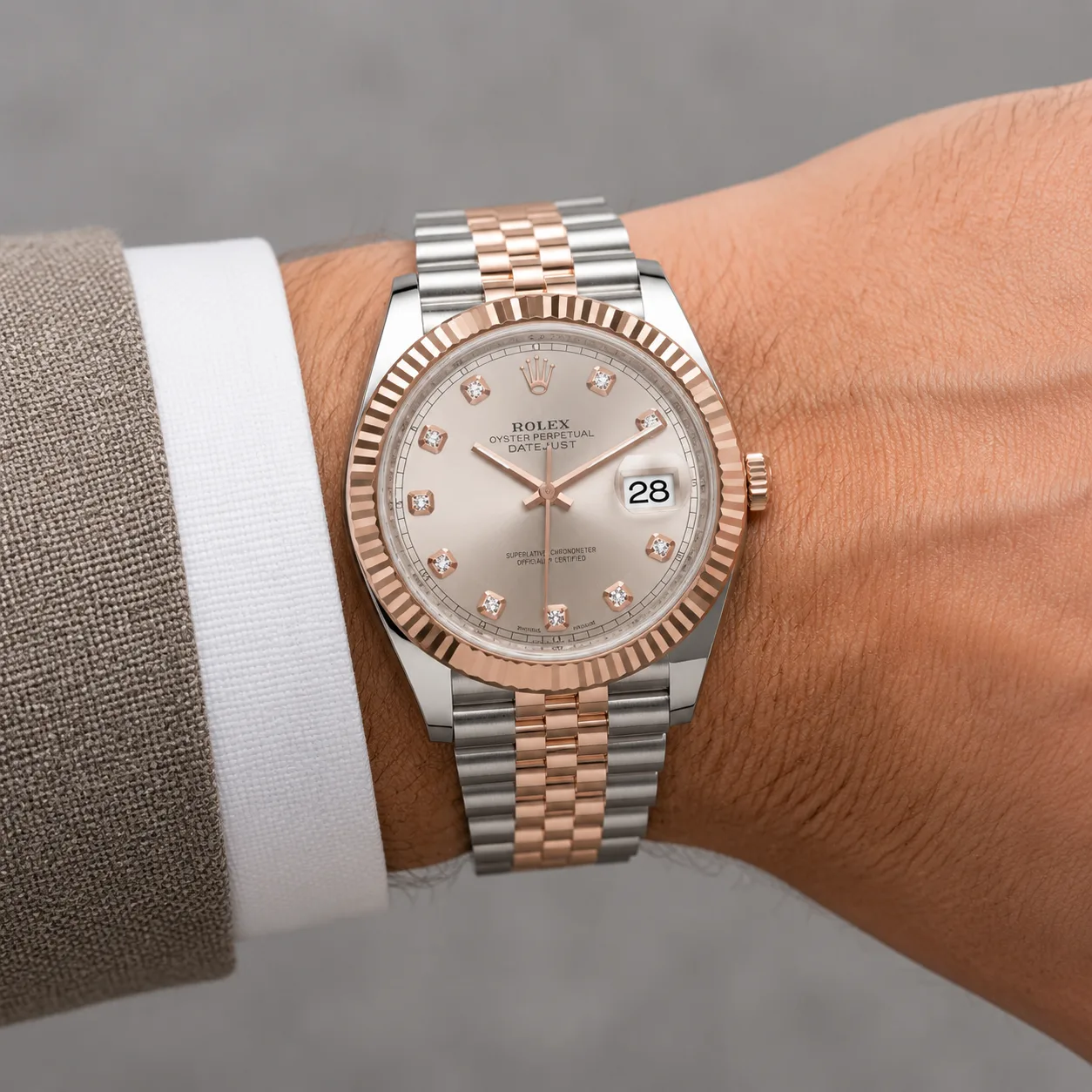 Rolex Datejust m126331-0008 41mm Calibre 3235 Pink (Diamond hour markers) / Everose Gold Fluted Bezel 904L Stainless Steel and 18K Everose Gold AI 头图 4 - 佩戴图 [ai-shot:wrist-shot]