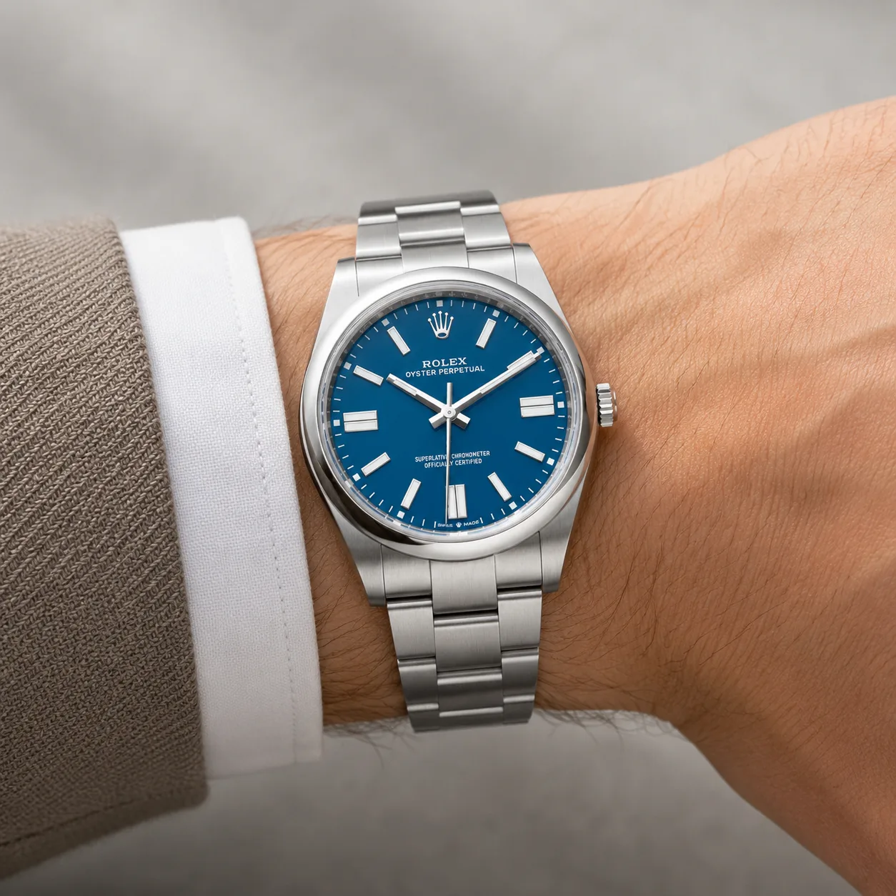 Rolex Oyster Perpetual m134300-0009 41mm Calibre 3230 Med Blue (Stick hour markers) / Polished Oystersteel Bezel 904L Stainless Steel AI 头图 4 - 佩戴图 [ai-shot:wrist-shot]