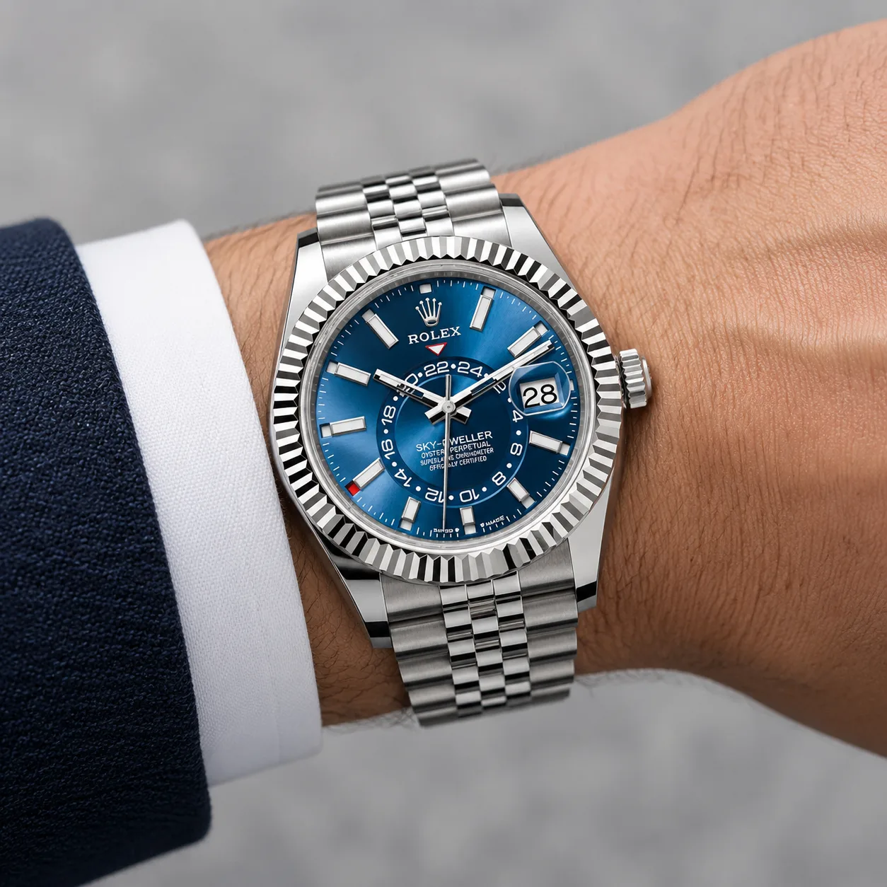 Rolex Sky-Dweller m336934-0006 42mm Calibre 9002 Bright Blue / White Gold Fluted Bezel 904L Stainless Steel and 18K White Gold AI 头图 4 - 佩戴图 [ai-shot:wrist-shot]