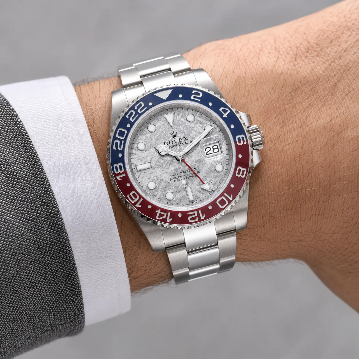 Rolex GMT-Master II m126719blro-0002 40mm Calibre 3285 Meteorite / Red and Blue Cerachrom Bezel 18K White Gold AI 头图 4 - 佩戴图 [ai-shot:wrist-shot]