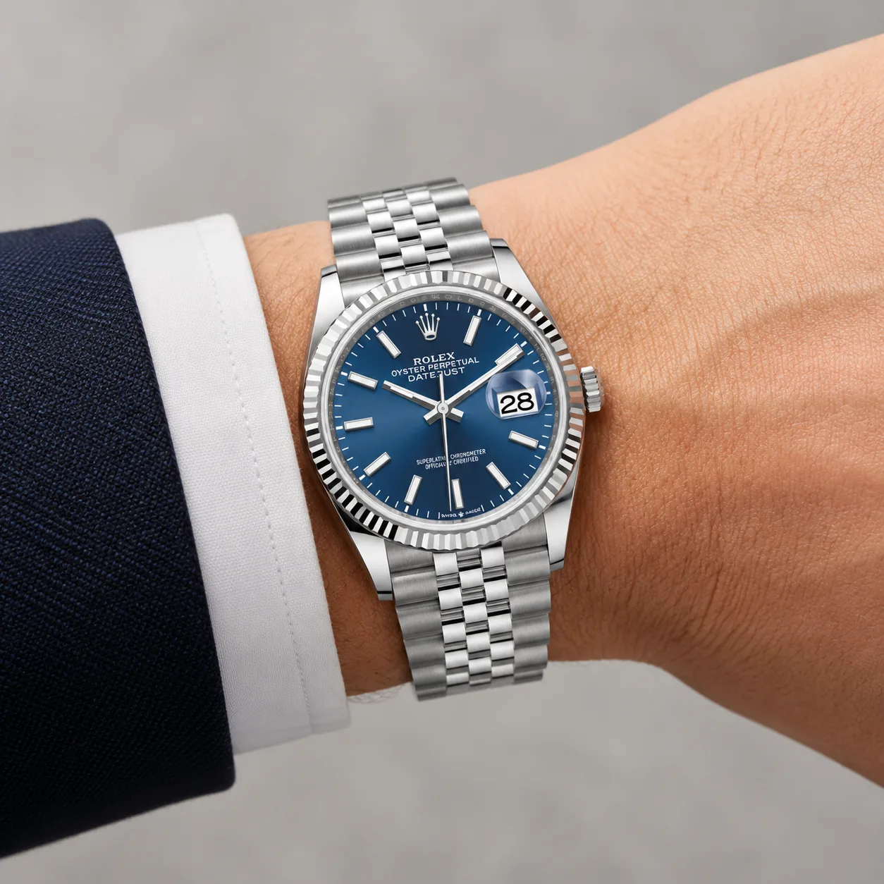 Rolex Datejust m126234-0017 36mm Calibre 3235 Bright Blue / White Gold Fluted Bezel 904L Stainless Steel and 18K White Gold AI 头图 4 - 佩戴图 [ai-shot:wrist-shot]