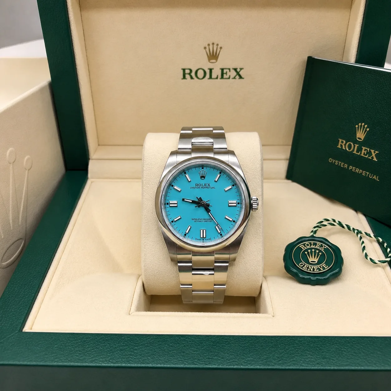Rolex Oyster Perpetual M124300-0006 Cal.3230 Blue Dial AI 头图 5 - 包装盒 [ai-shot:box-shot]