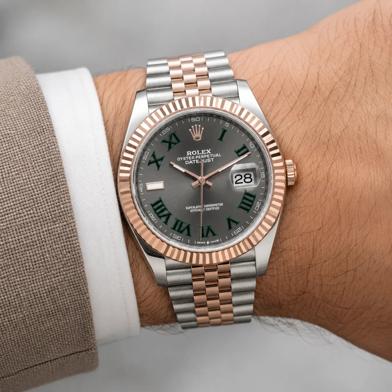 Rolex Datejust m126331-0016 41mm Calibre 3235 Slate Grey / Everose Gold Fluted Bezel 904L Stainless Steel and 18K Everose Gold AI 头图 4 - 佩戴图 [ai-shot:wrist-shot]