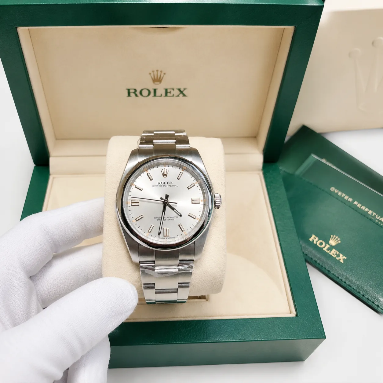 Rolex Oyster Perpetual M124300-0001 Cal.3230 AI 头图 5 - 包装盒 [ai-shot:box-shot]