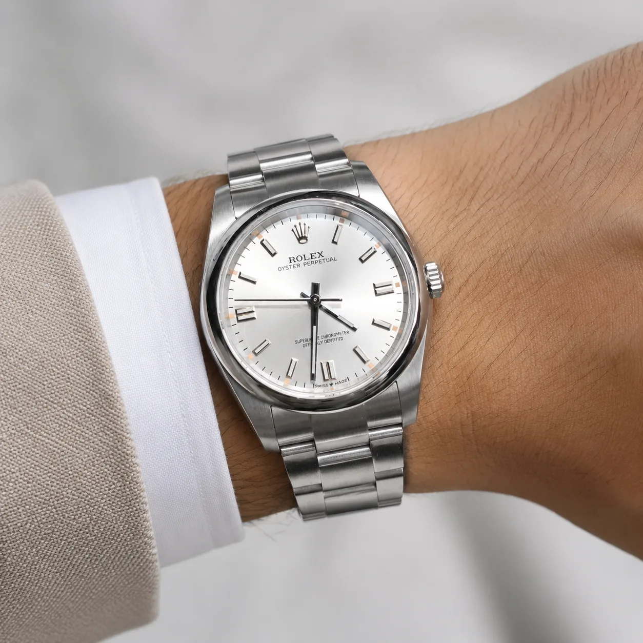 Rolex Oyster Perpetual M124300-0001 Cal.3230 AI 头图 4 - 佩戴图 [ai-shot:wrist-shot]