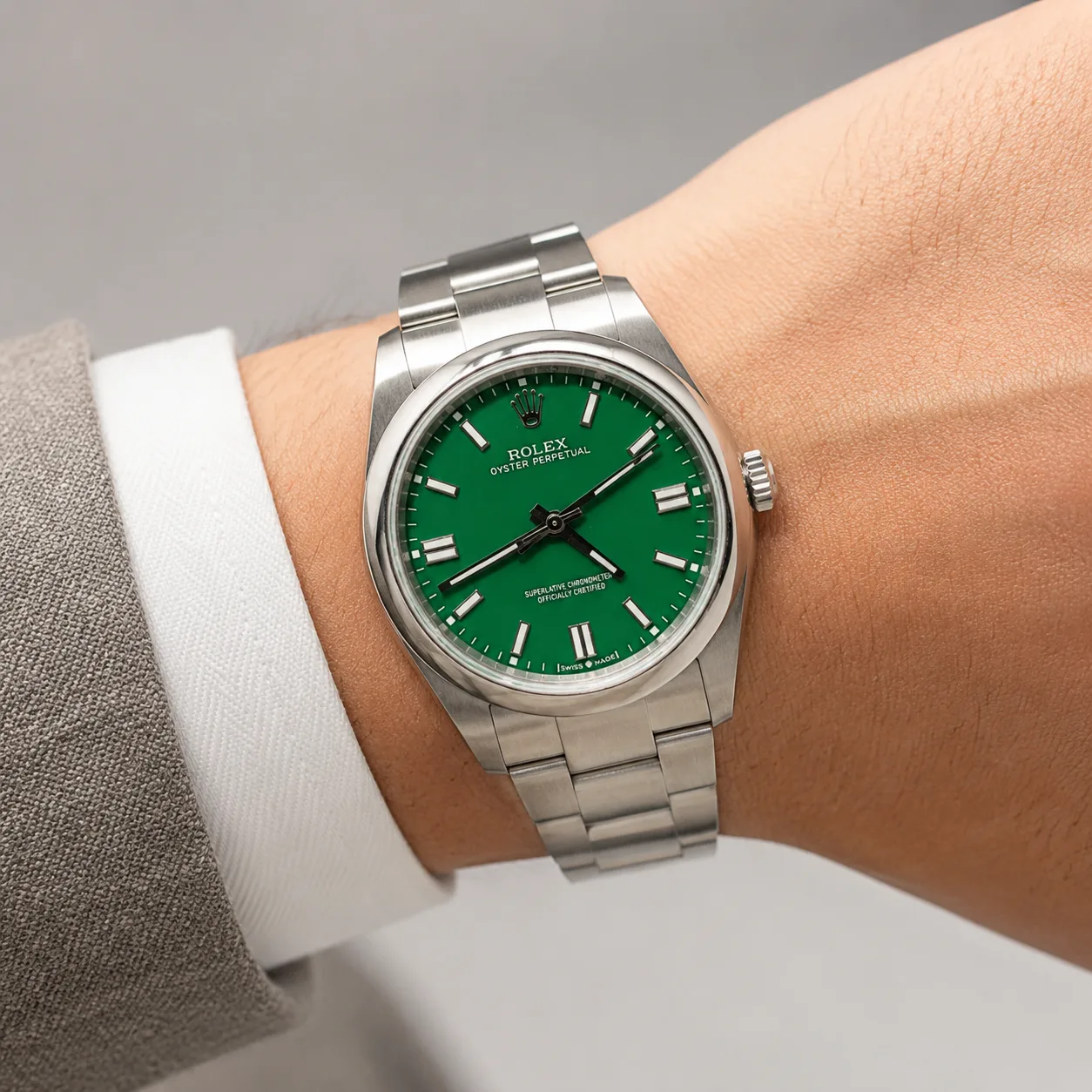 Rolex Oyster Perpetual M124300-0005 Cal.3230 Green Dial AI 头图 4 - 佩戴图 [ai-shot:wrist-shot]